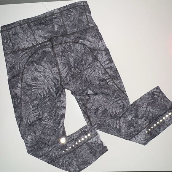 Lululemon Fast & Free Crop size 6
Kindred Spirit Alpine White Multi - Picture 8 of 16